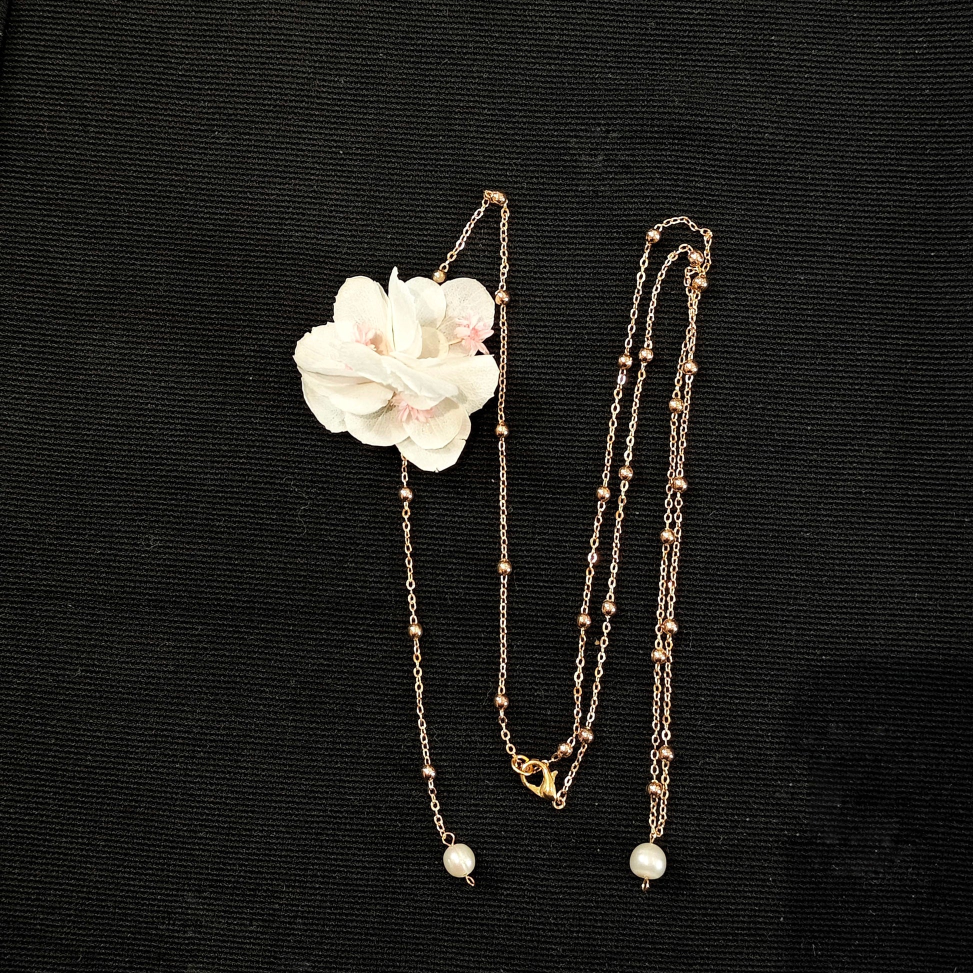 collier en fleurs blanches avec perles.jpg
