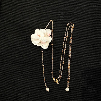 collier en fleurs blanches avec perles.jpg