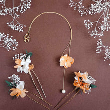 Charger l&#39;image dans la galerie, Bijoux mariage bohème Aurore – fleur orange pastel, perle blanche, création florale faite main.
