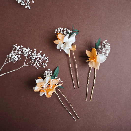 Épingles florales Aurore avec fleurs éternelles orange et blanches, accessoire cheveux fait main pour mariage.