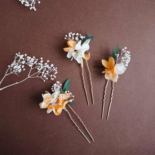 Épingles florales Aurore avec fleurs éternelles orange et blanches, accessoire cheveux fait main pour mariage.