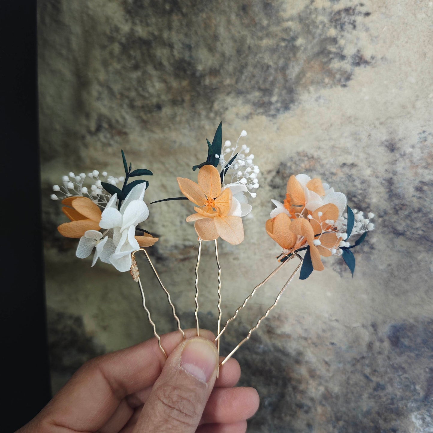 Lot de 3 épingles de mariage artisanales en fleurs séchées, tons orange doux et blanc nacré.