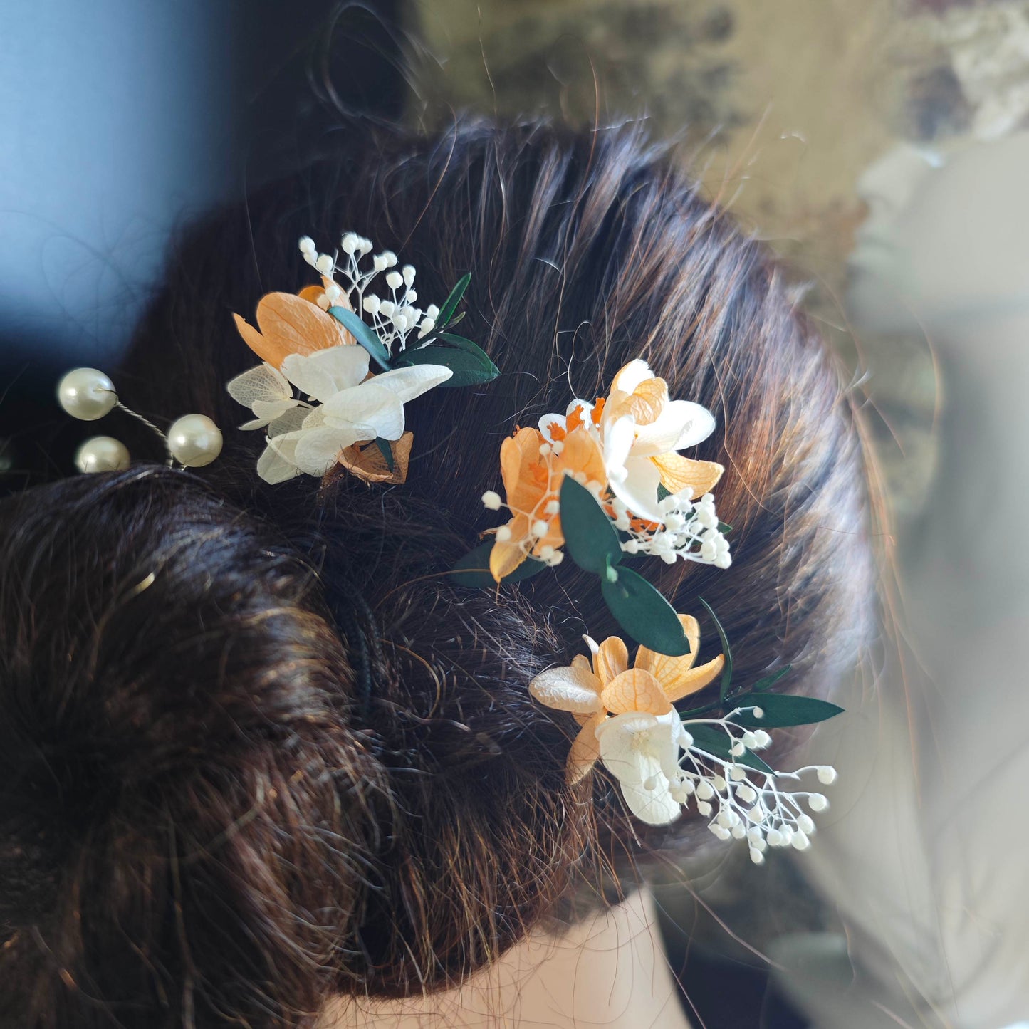 Bijoux de cheveux Aurore faits main, ornés de fleurs éternelles et perles, idéals pour chignon de mariée.