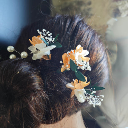 Bijoux de cheveux Aurore faits main, ornés de fleurs éternelles et perles, idéals pour chignon de mariée.