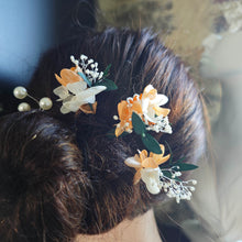 Charger l&#39;image dans la galerie, Bijoux de cheveux Aurore faits main, ornés de fleurs éternelles et perles, idéals pour chignon de mariée.
