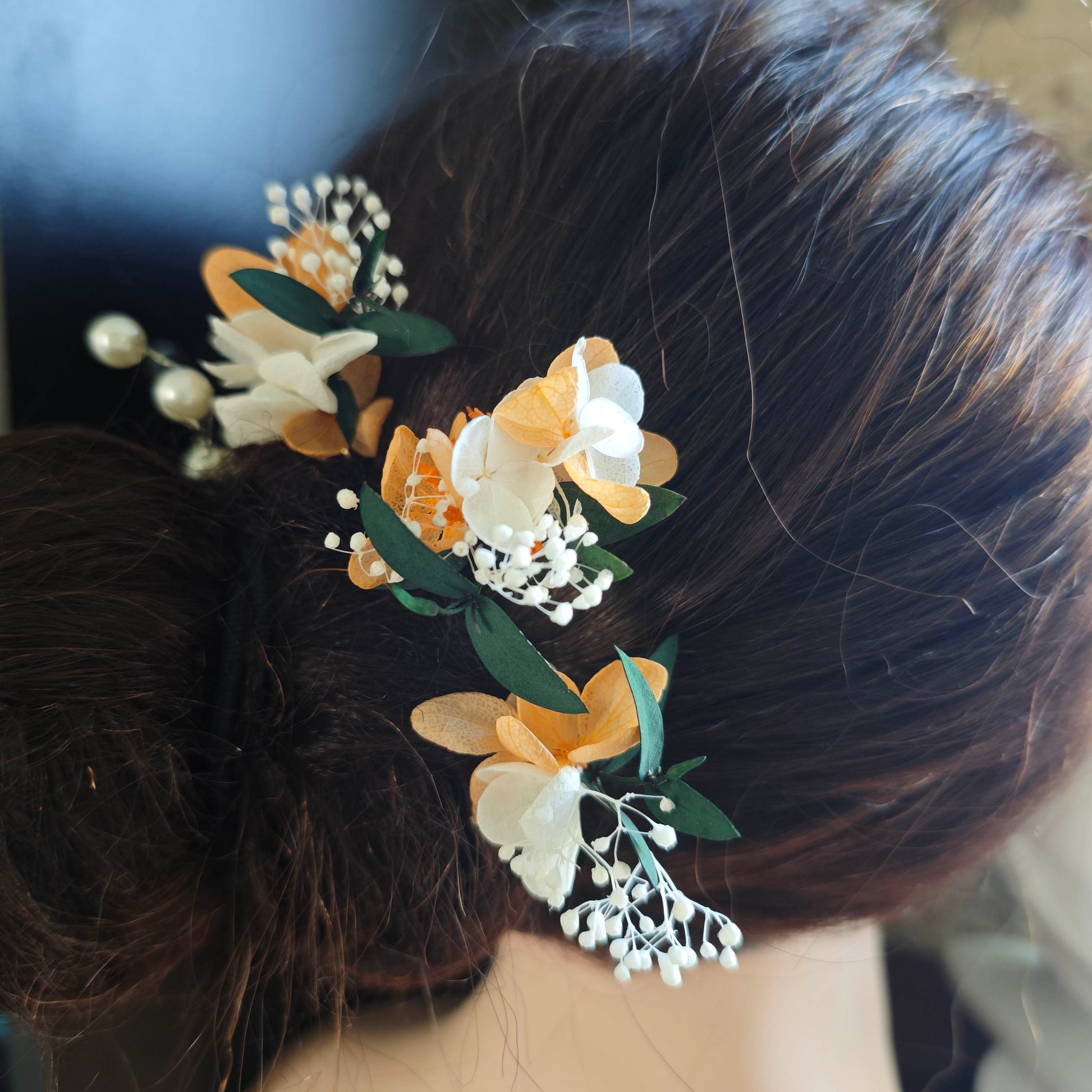 Bijoux de cheveux Aurore faits main, ornés de fleurs éternelles et perles, idéals pour chignon de mariée.