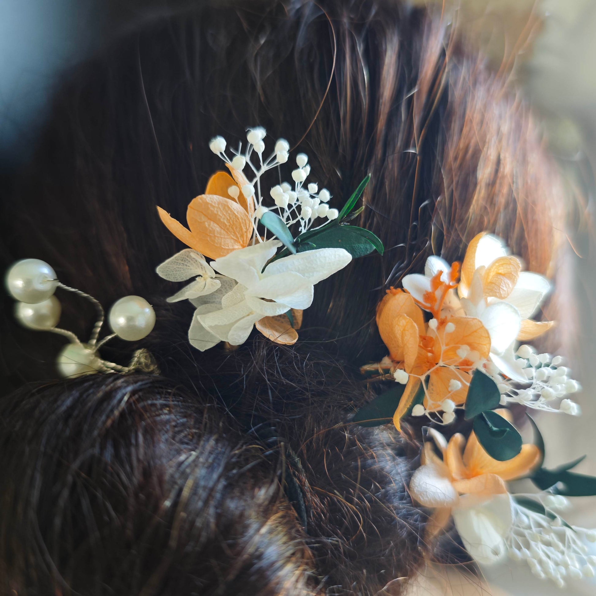 Accessoires de coiffure floraux pour mariage bohème, avec feuillage d’eucalyptus vert et fleurs naturelles