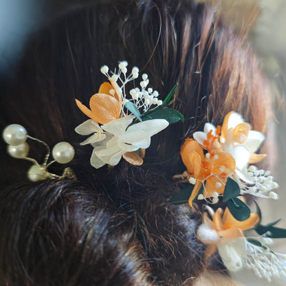 Accessoires de coiffure floraux pour mariage bohème, avec feuillage d’eucalyptus vert et fleurs naturelles