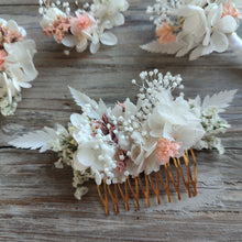 Charger l&#39;image dans la galerie, Peigne floral Clara en gros plan, montrant des fleurs éternelles blanches et roses disposées sur un peigne doré.
