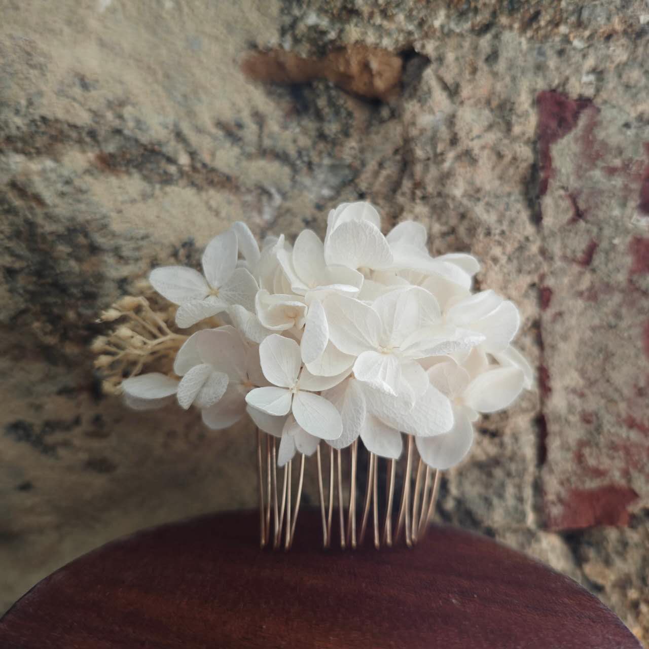 Peigne de mariage avec fleurs stabilisées et séchée