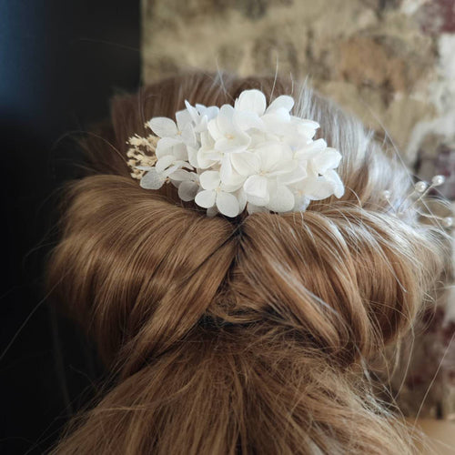 coiffure de mariage avec fleurs stabilisées et séchée