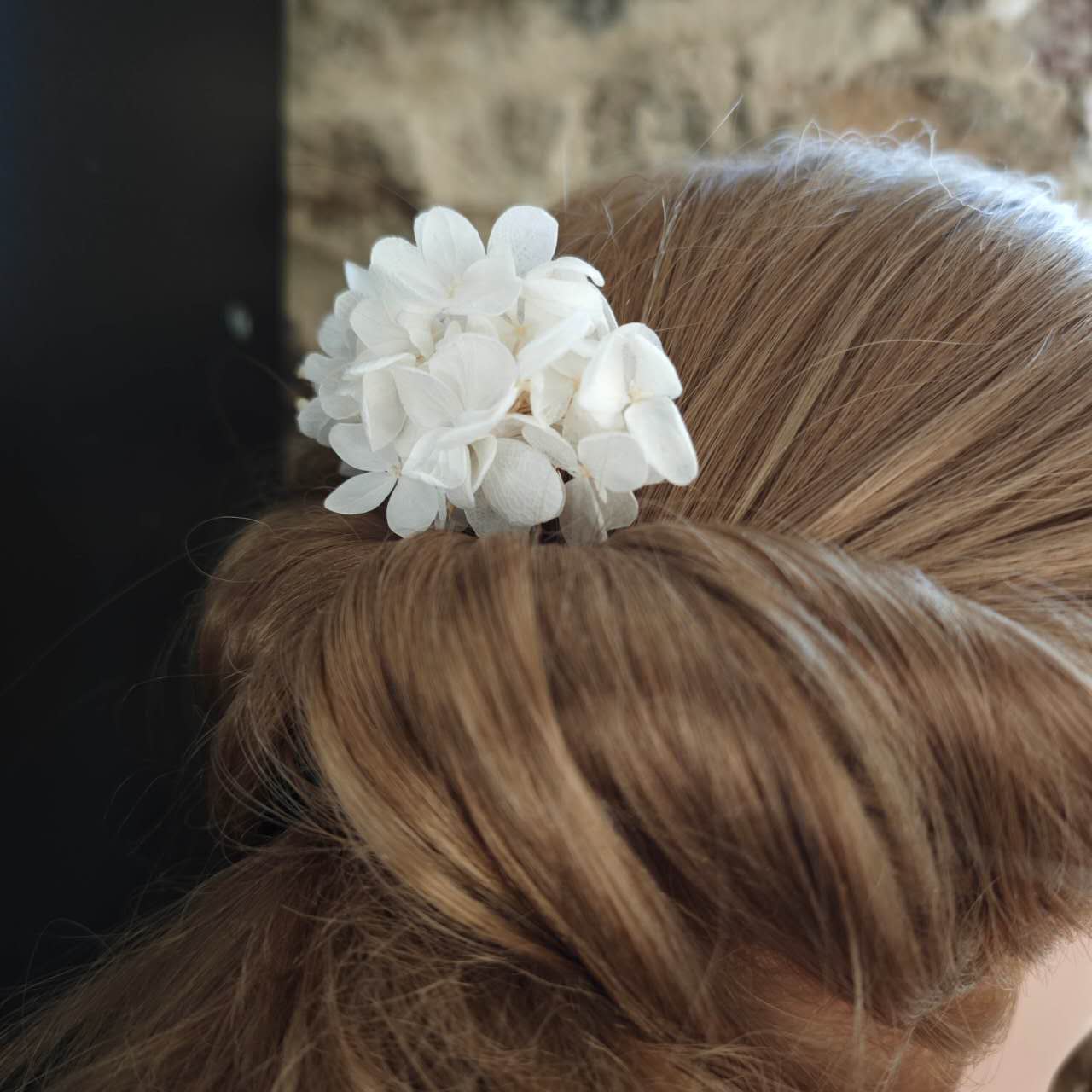 Peigne de femme avec fleurs stabilisées et séchée