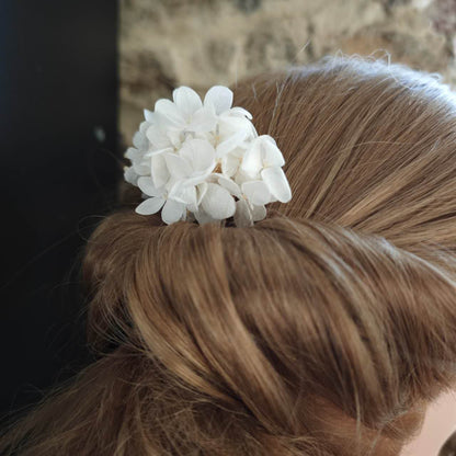 Peigne de femme avec fleurs stabilisées et séchée