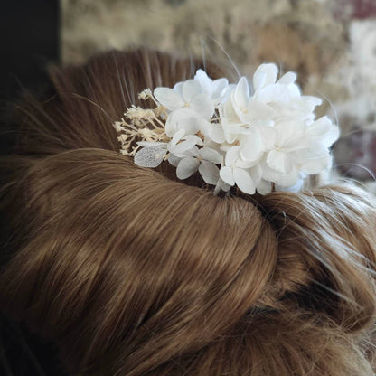 coiffure de mariage avec fleurs stabilisées et séchée