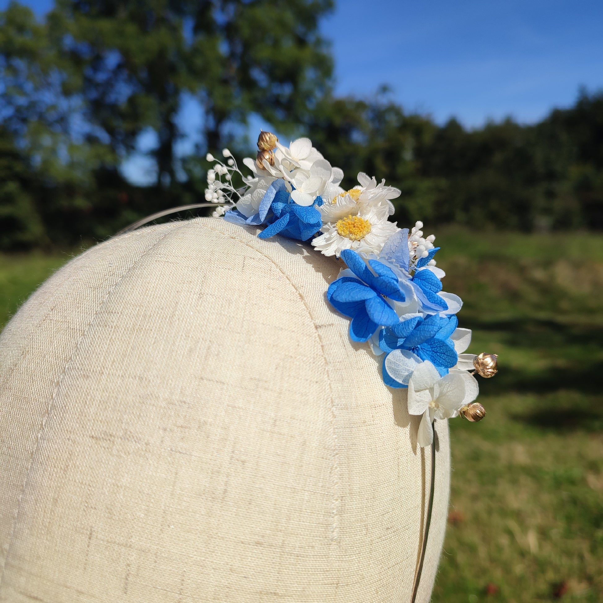 Serre-tête floral Quatre Saisons, Hiver, avec fleurs stabilisées bleu et blanc.
