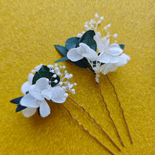 Charger l&#39;image dans la galerie, Peigne doré et pics floraux faits main pour coiffure de mariage bohème.
