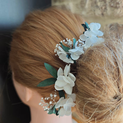 Vue rapprochée des éléments floraux montés sur support doré, style romantique.
