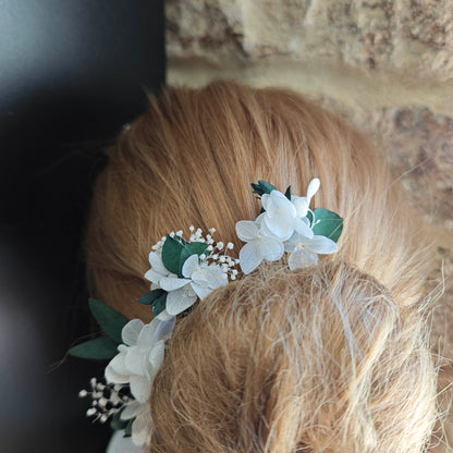Vue rapprochée des éléments floraux montés sur support doré, style romantique.