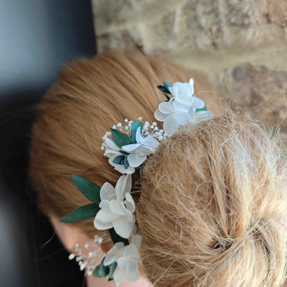 Vue rapprochée des éléments floraux montés sur support doré, style romantique.