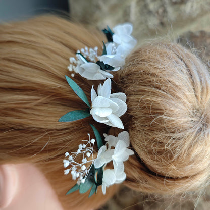 Peigne doré et pics floraux faits main pour coiffure de mariage bohème.