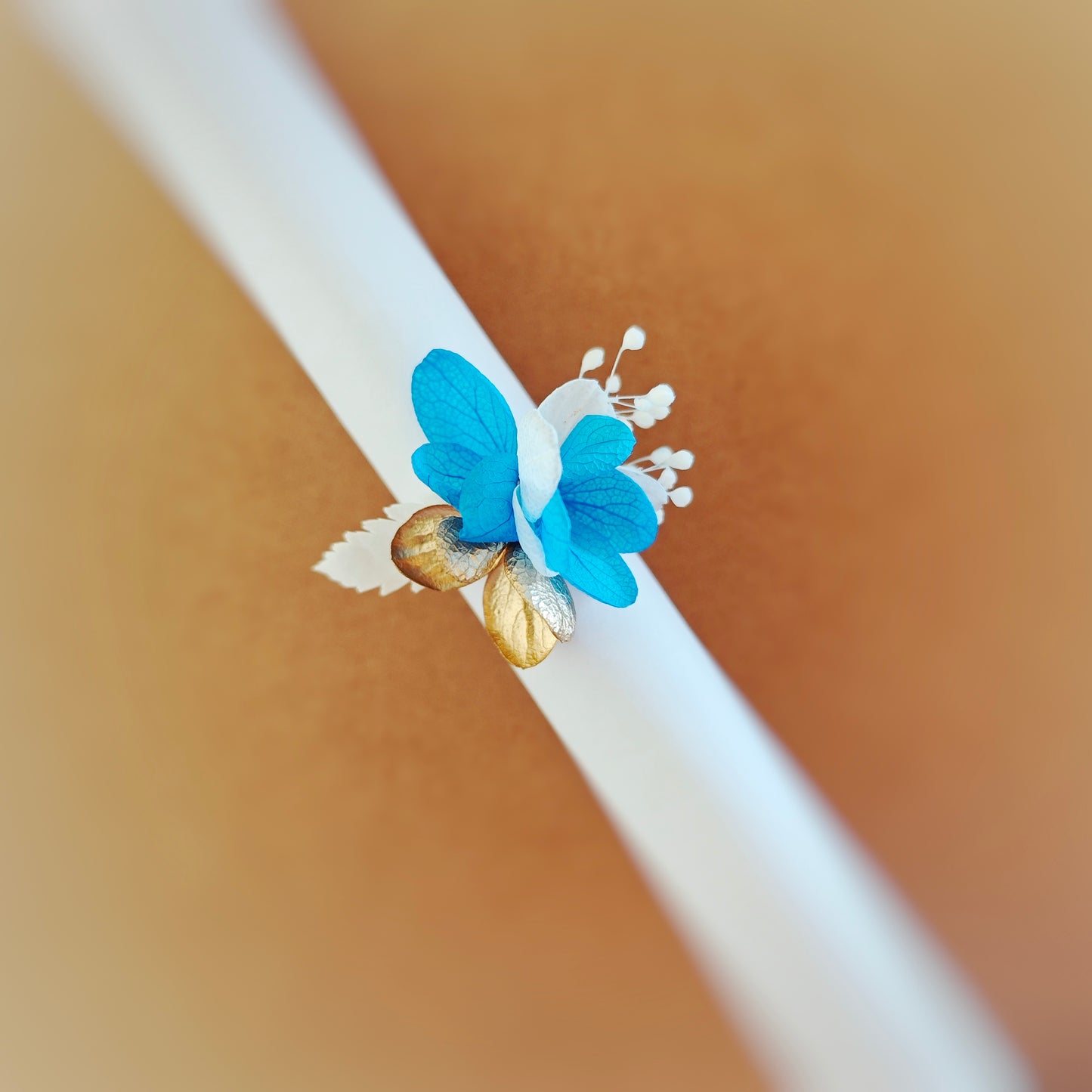 Anneau floral avec fleurs éternelles en bleu et or, parfait pour les mariages et occasions spéciales
