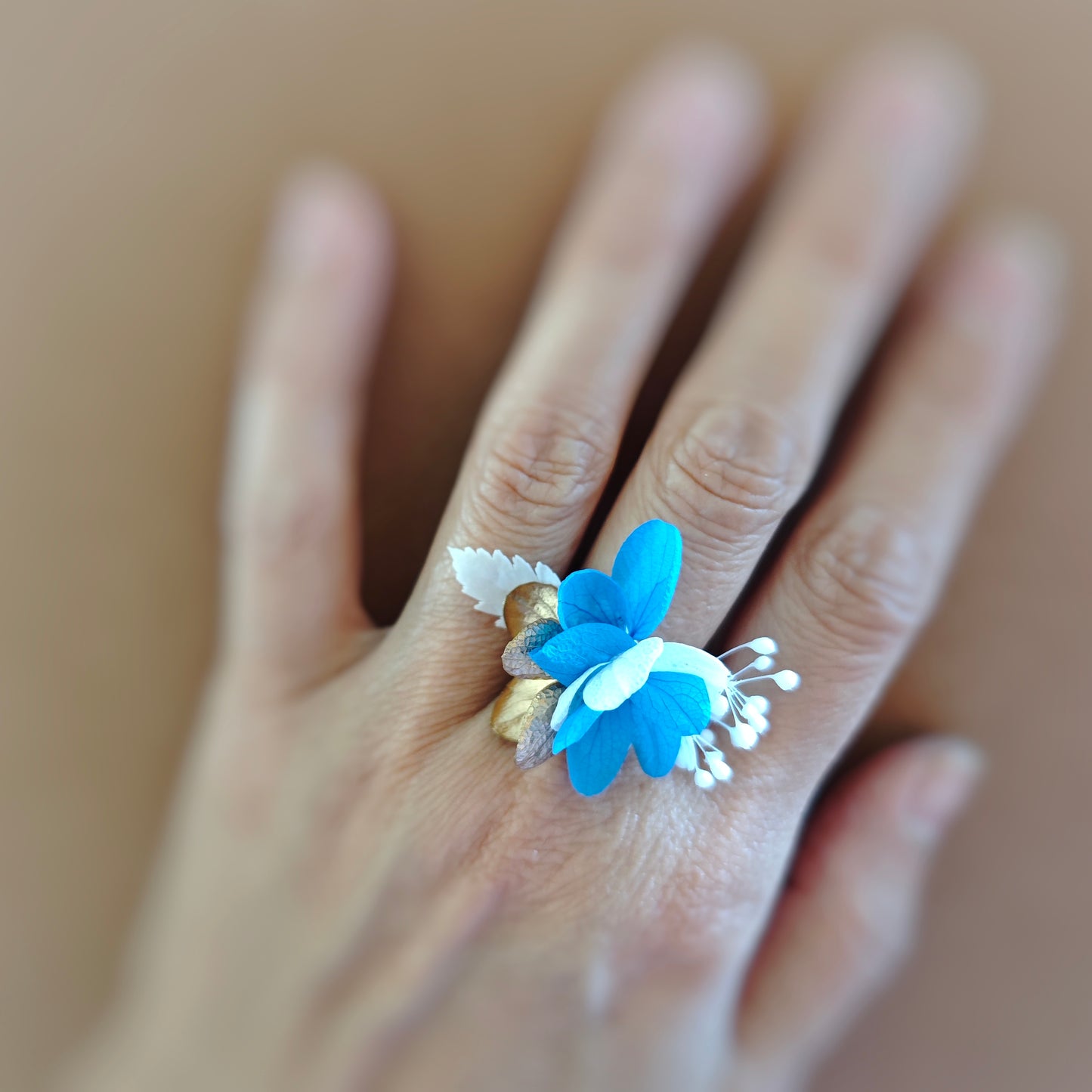 Bague élégante en fleurs séchées pour un look naturel et sophistiqué