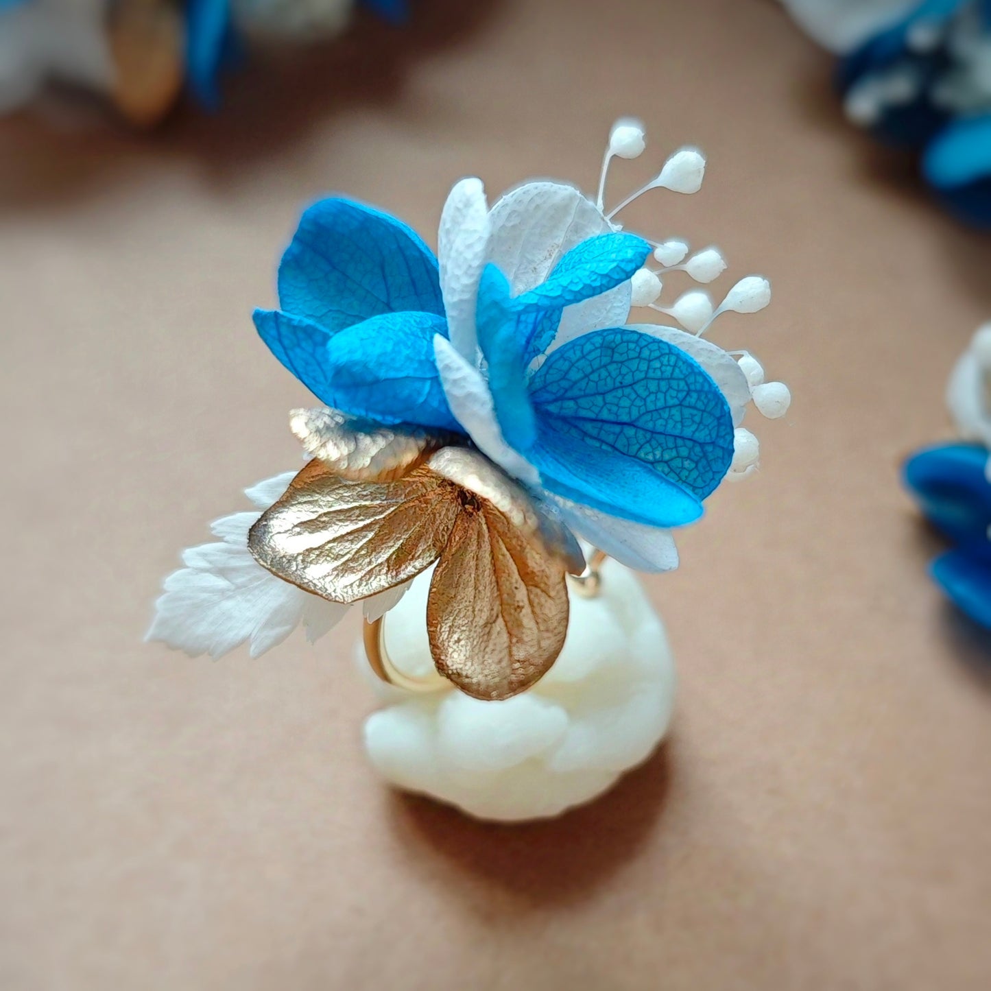 Bague ajustable en fleurs séchées, idéale pour ajouter une touche florale à toute tenue