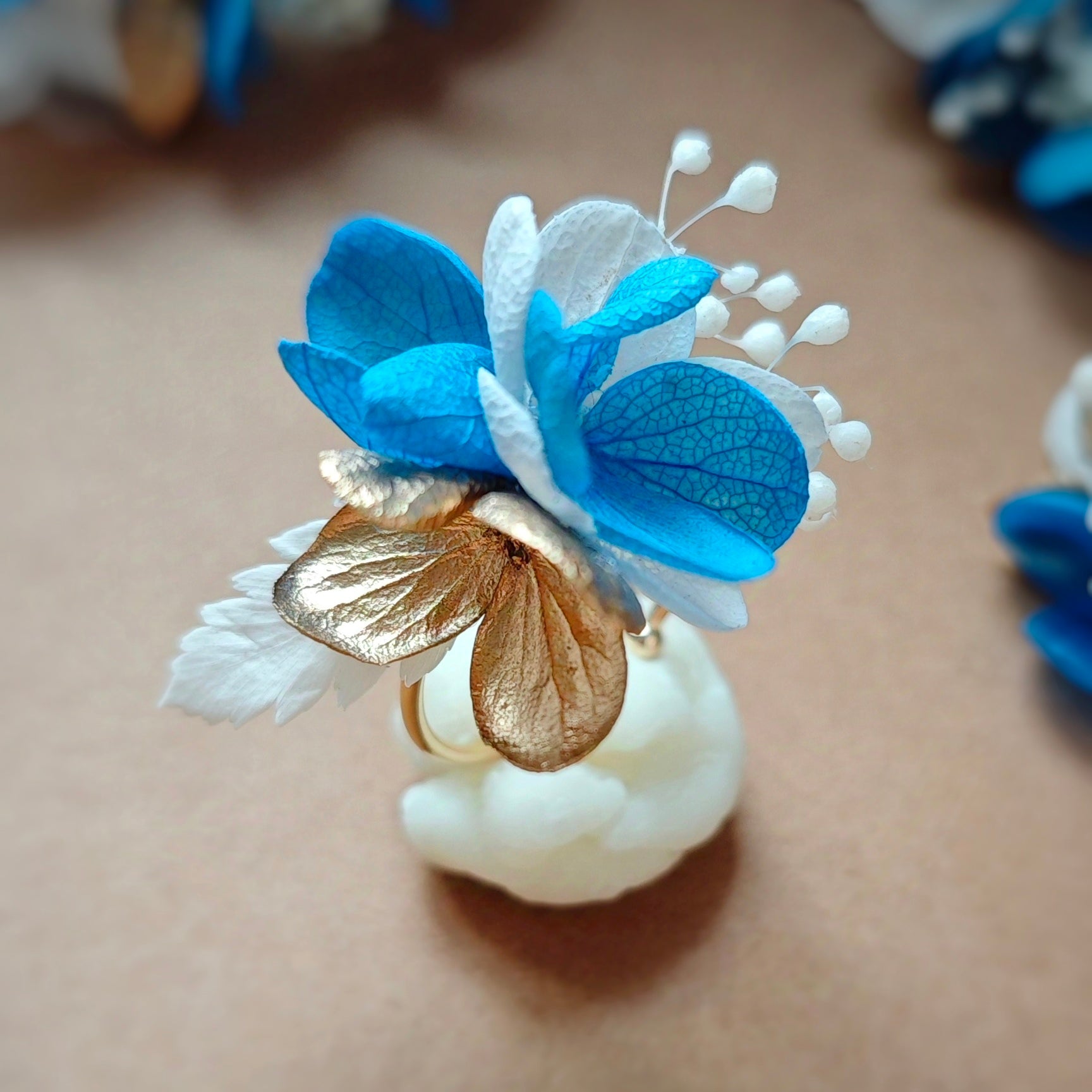 Bague ajustable en fleurs séchées, idéale pour ajouter une touche florale à toute tenue