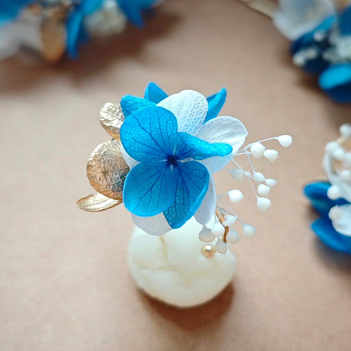 Bague ajustable en fleurs séchées, idéale pour ajouter une touche florale à toute tenue