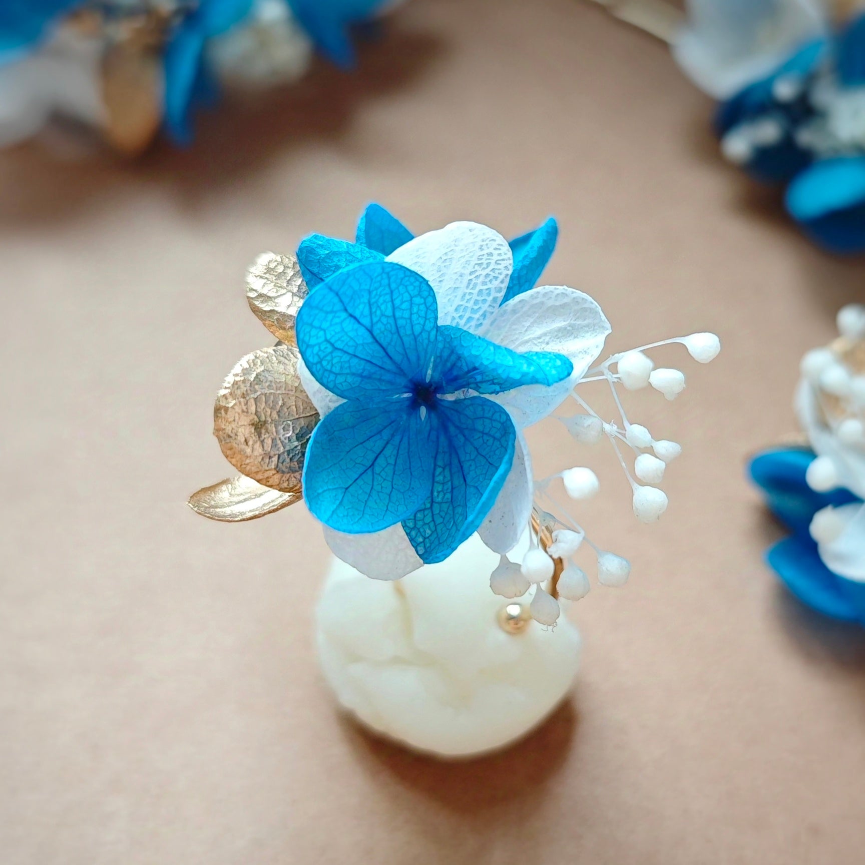 Bague ajustable en fleurs séchées, idéale pour ajouter une touche florale à toute tenue