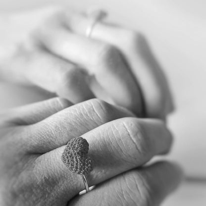Bague en crochet cœur - Rouge / Noir