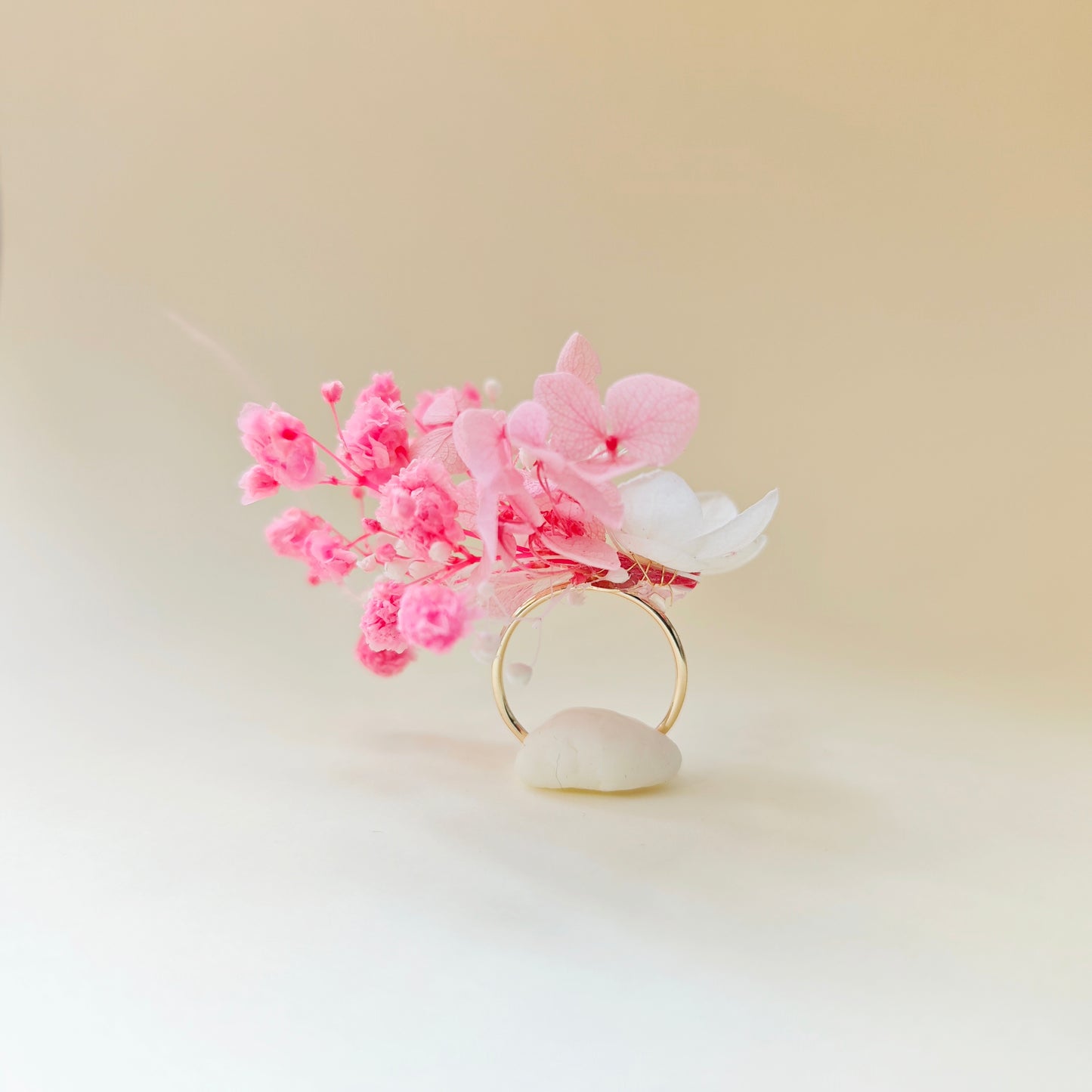 Bague ajustable en fleurs séchées roses et blanches, collection Lilas