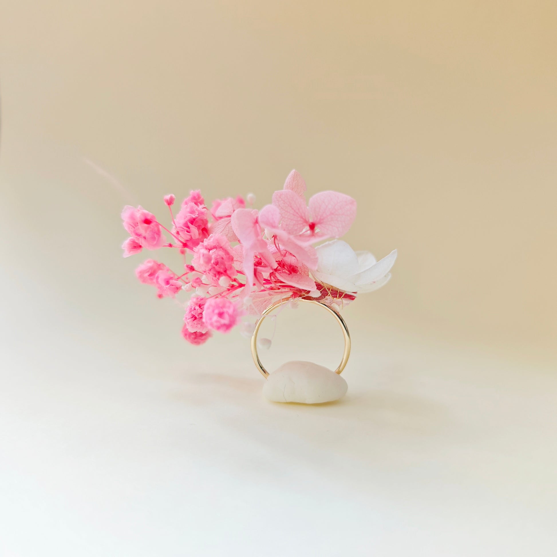 Bague ajustable en fleurs séchées roses et blanches, collection Lilas