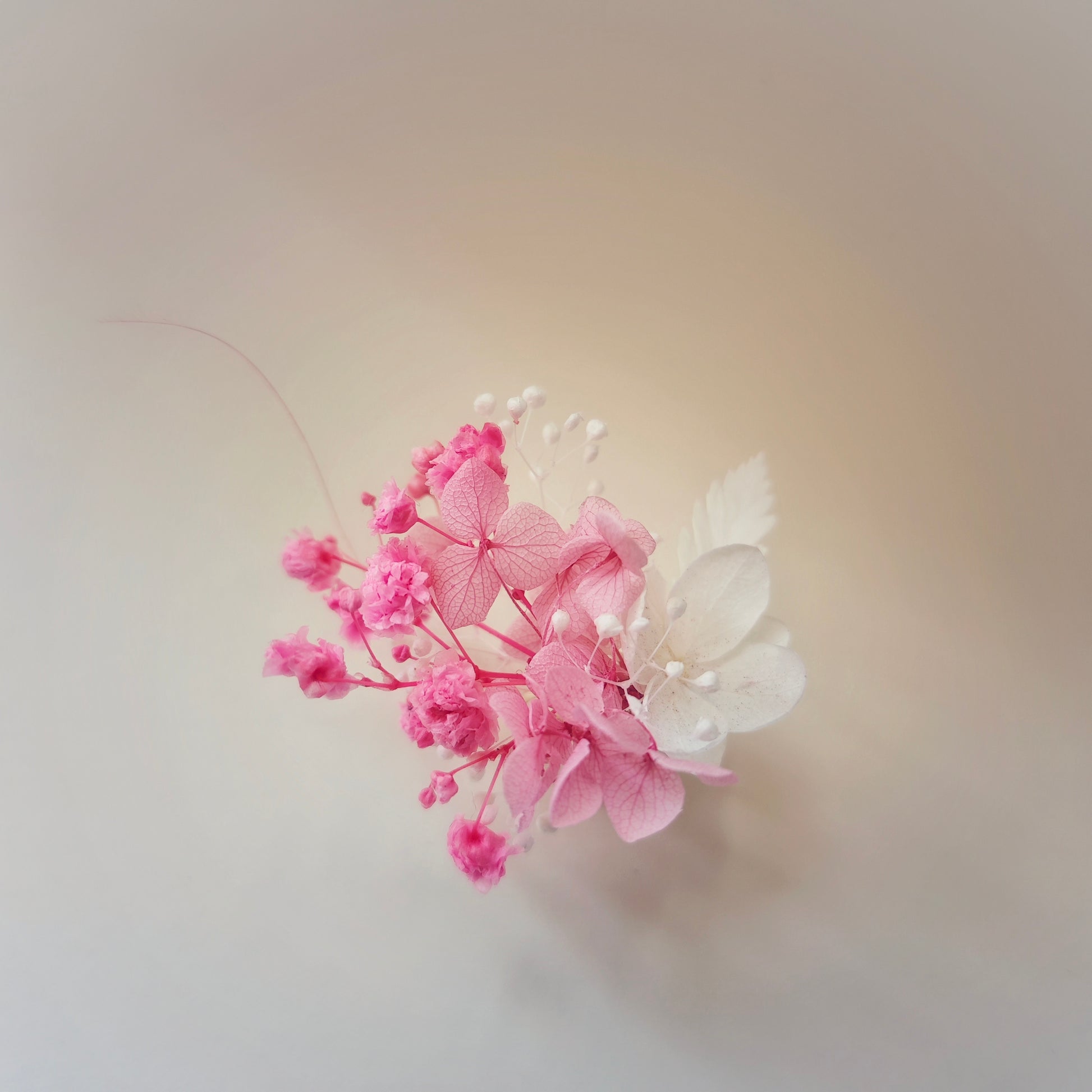 Bague florale délicate en fleurs séchées, parfaite pour un look poétique