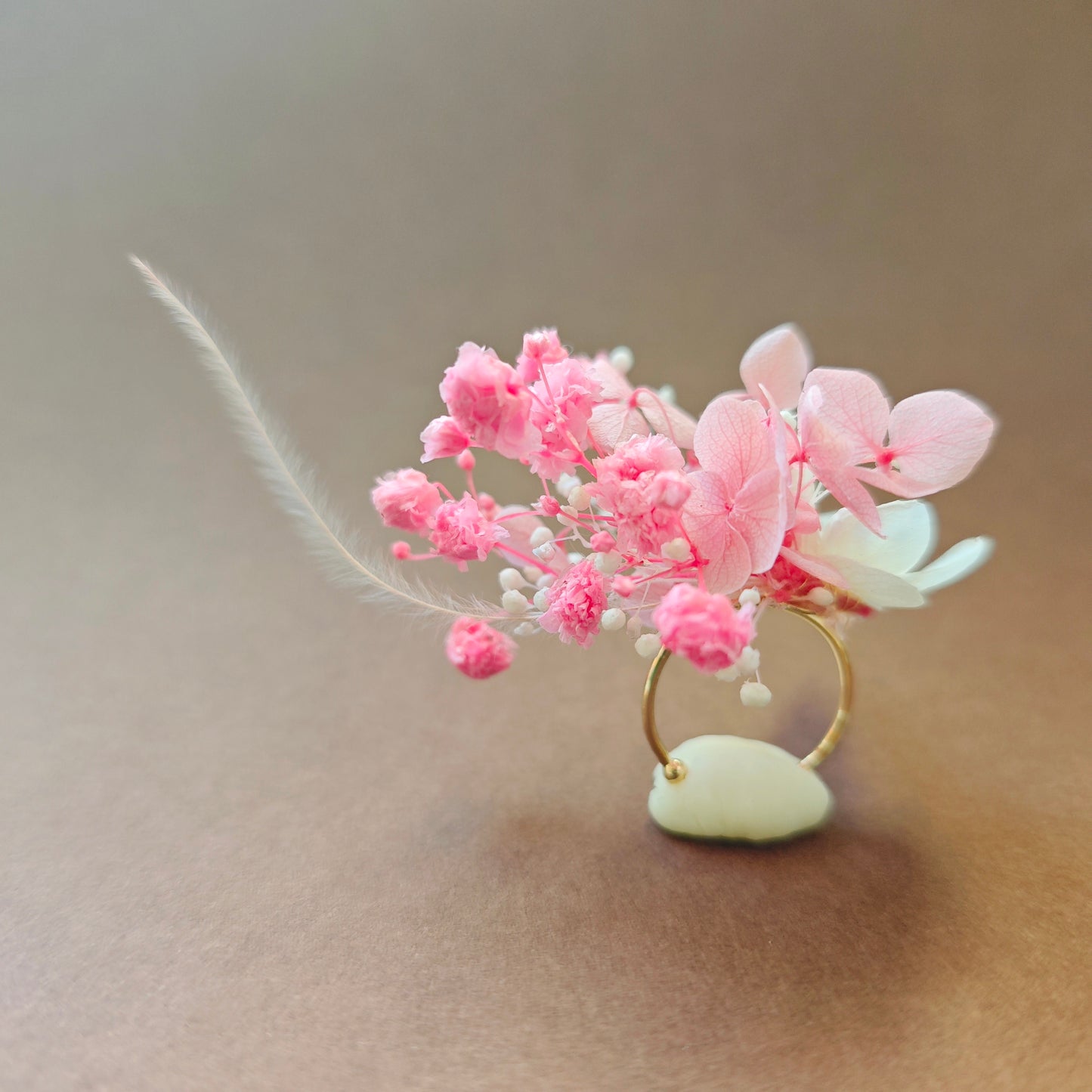 Bijou en fleurs éternelles rose et blanche, idéal pour les mariages et événements spéciaux