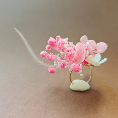 Bijou en fleurs éternelles rose et blanche, idéal pour les mariages et événements spéciaux