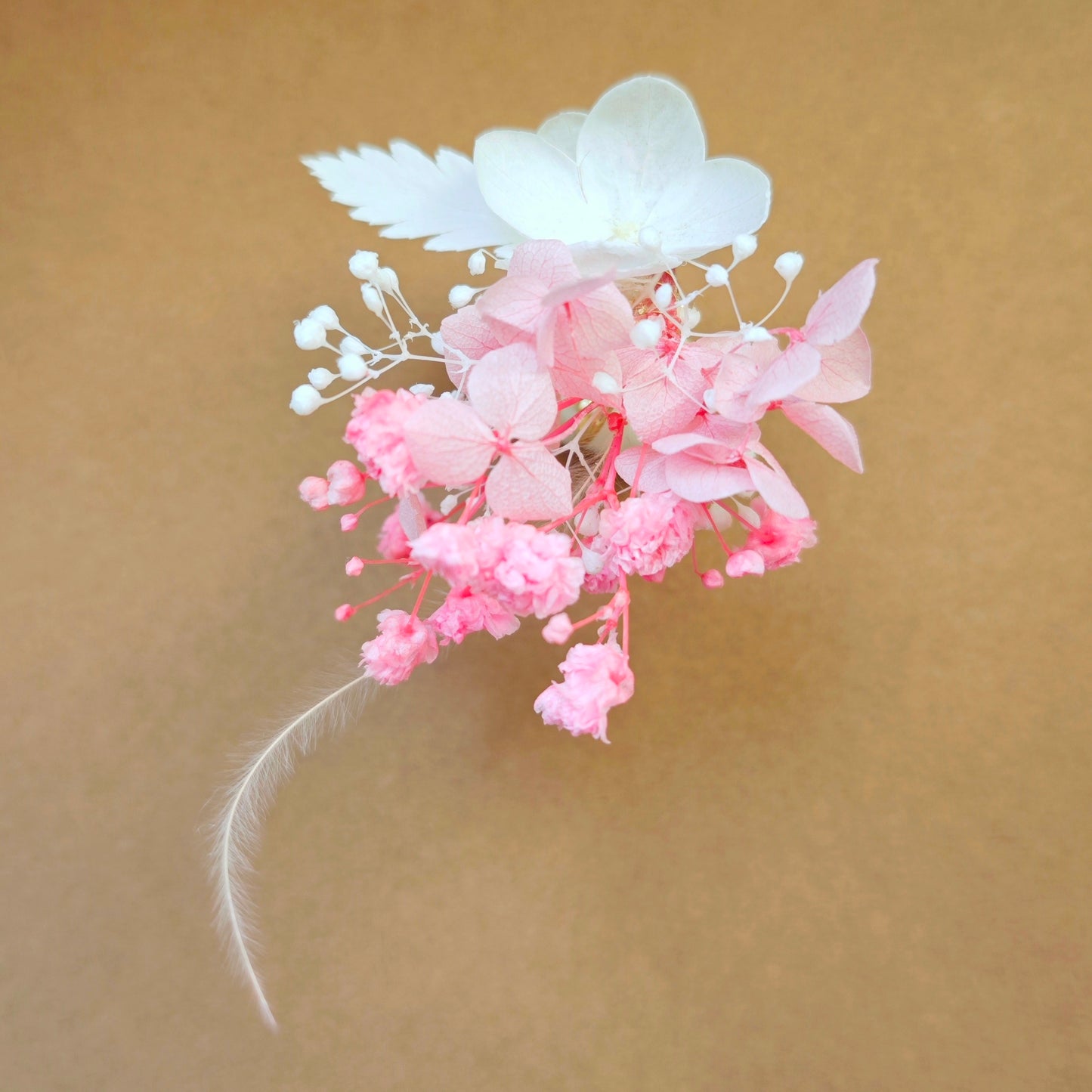 Bijou en fleurs éternelles rose et blanche, idéal pour les mariages et événements spéciaux
