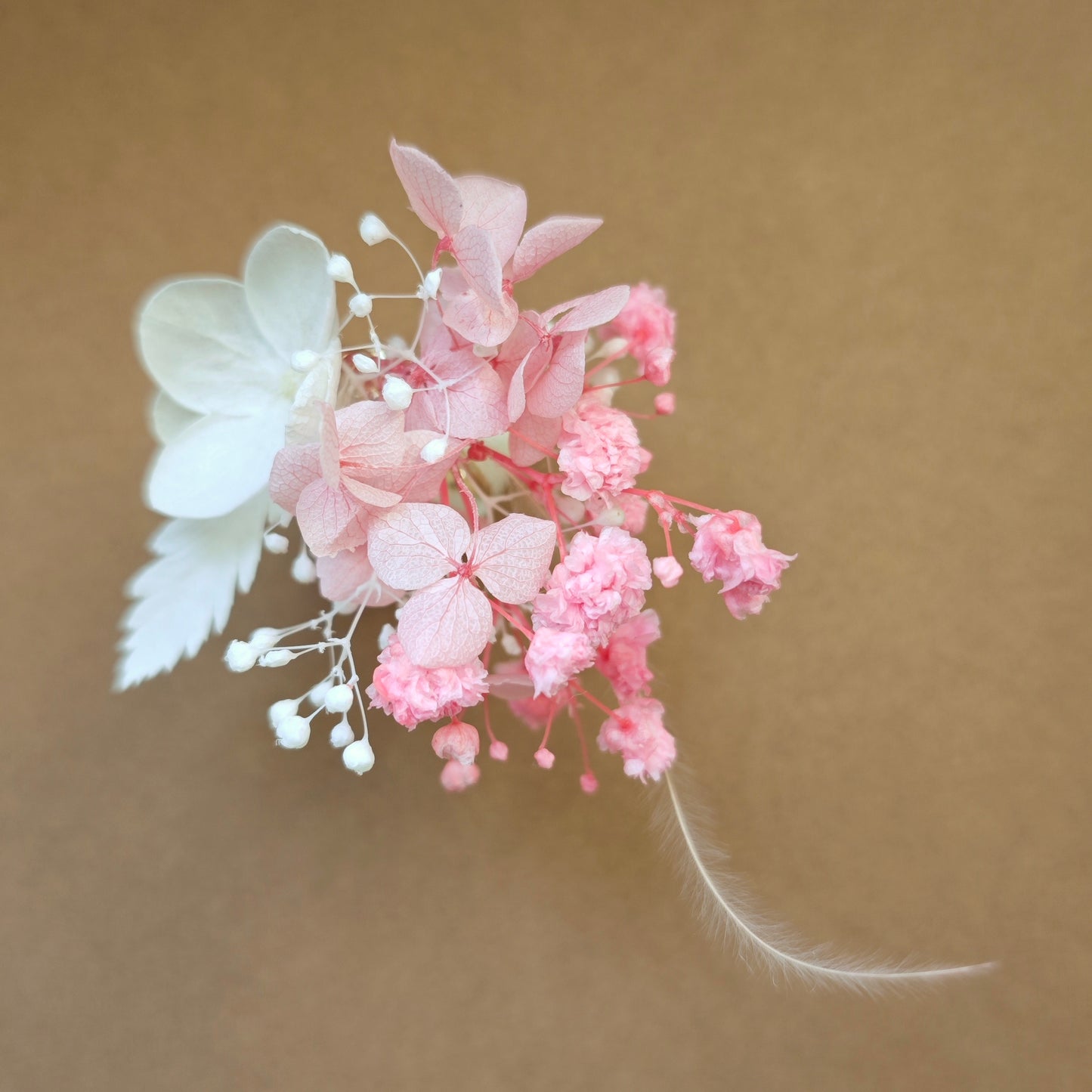 Détail de la bague en fleurs éternelles rose et blanche, élégante et romantique