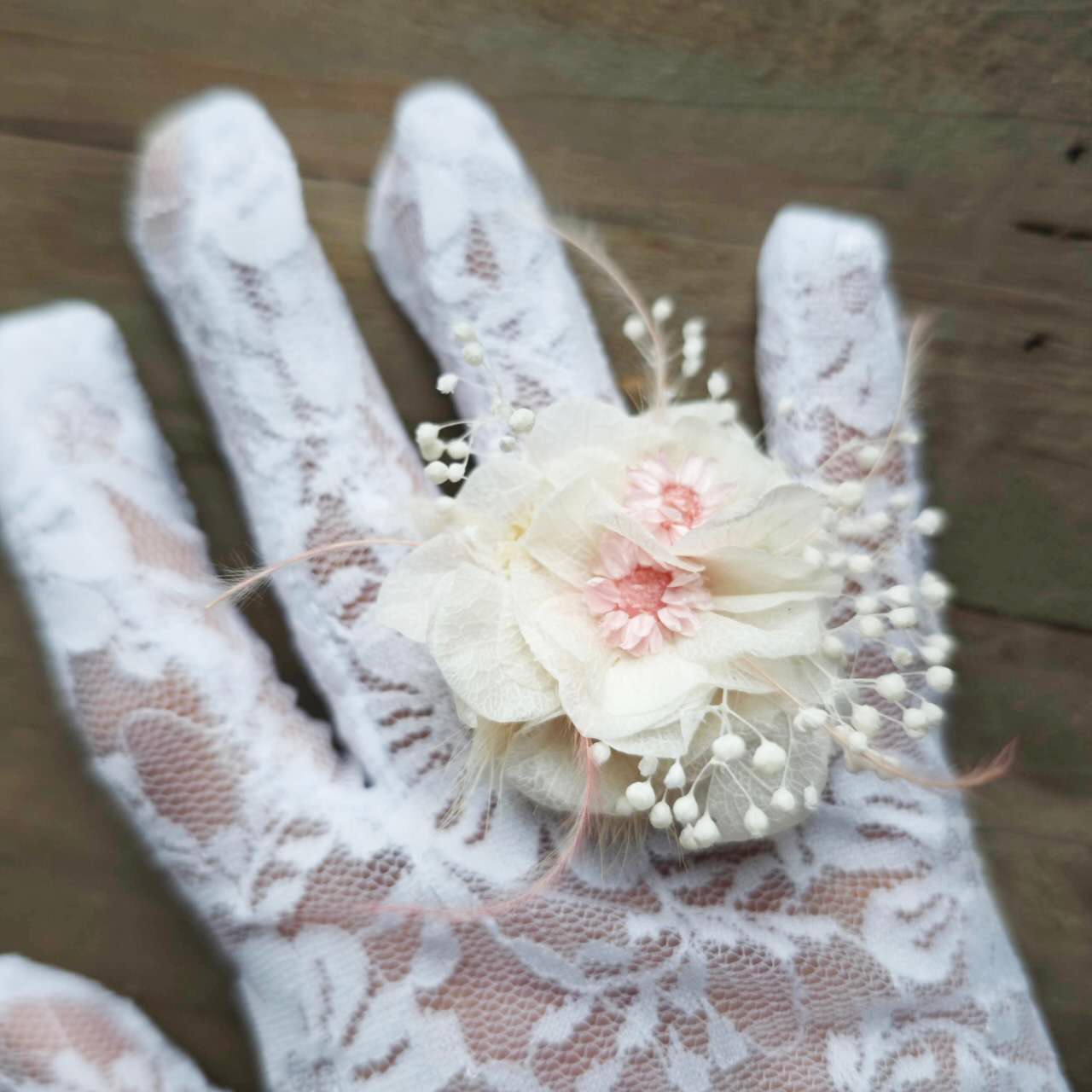 Bijou de mariage floral aux tons ivoire et rose