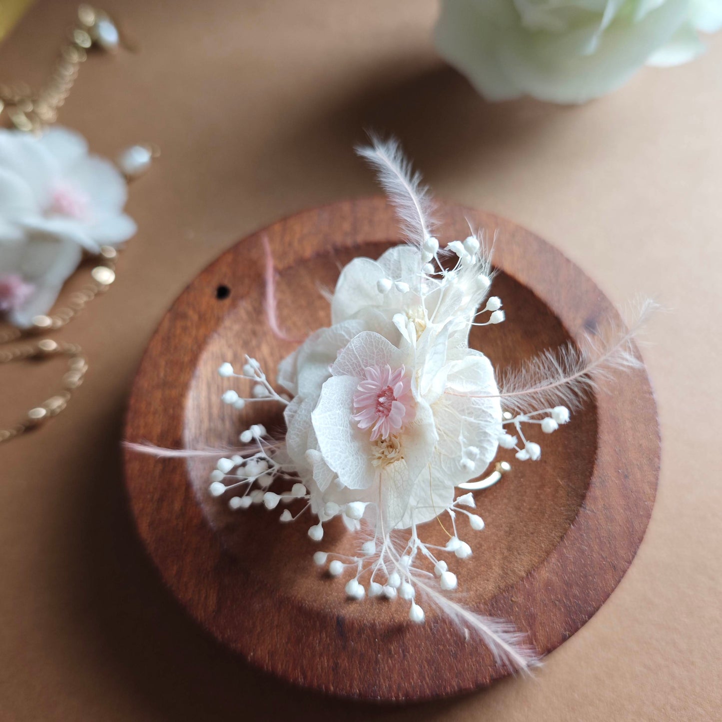 Bijou de mariage floral aux tons ivoire et rose