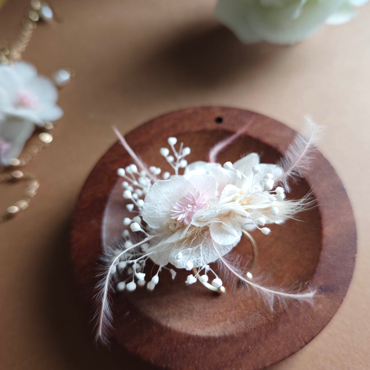 Bijou de mariage floral aux tons ivoire et rose