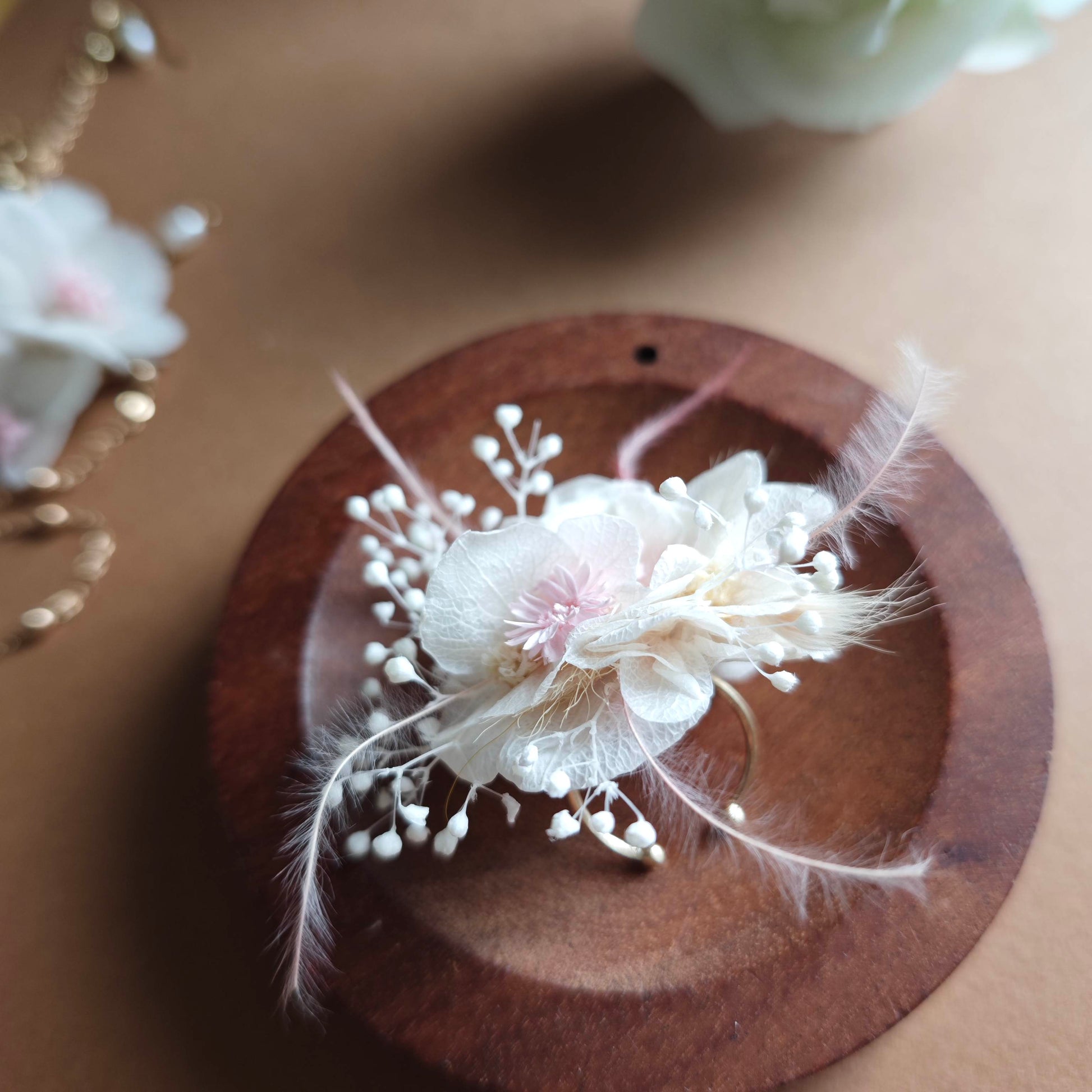 Bijou de mariage floral aux tons ivoire et rose
