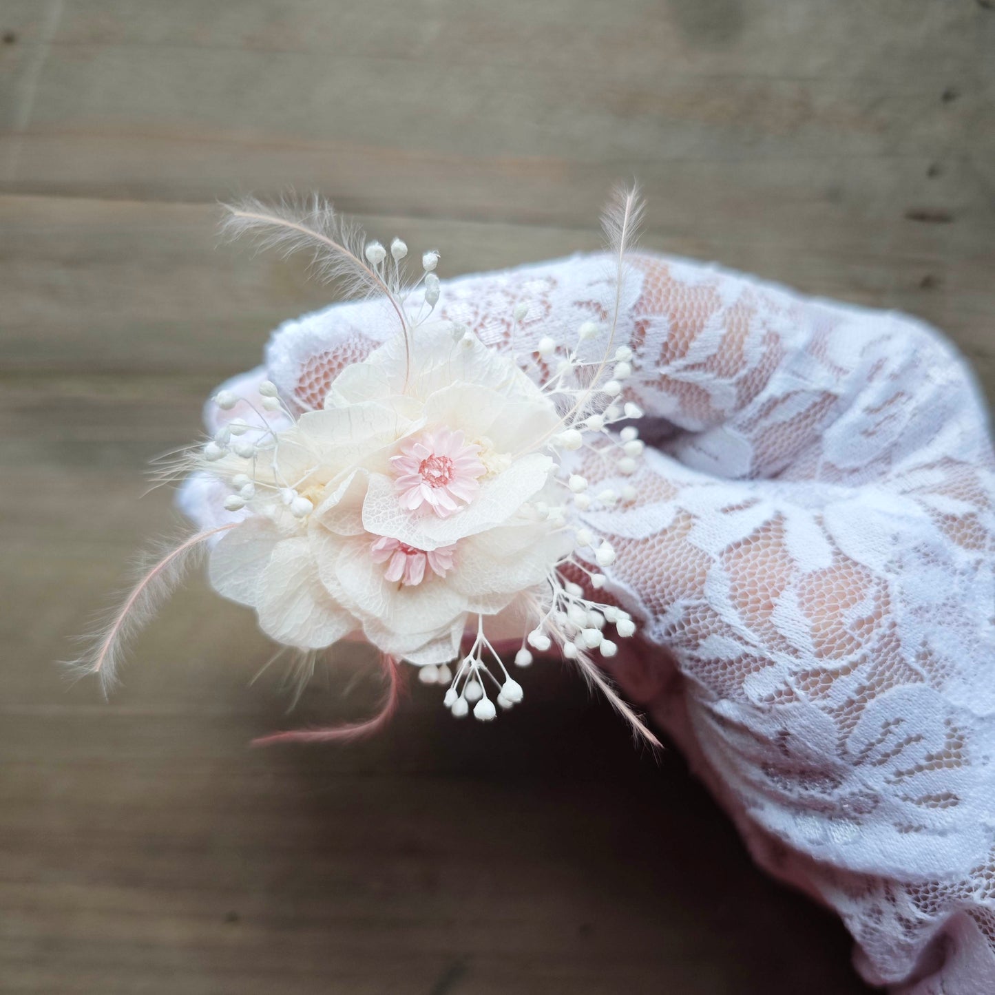 Bijou de mariage floral aux tons ivoire et rose