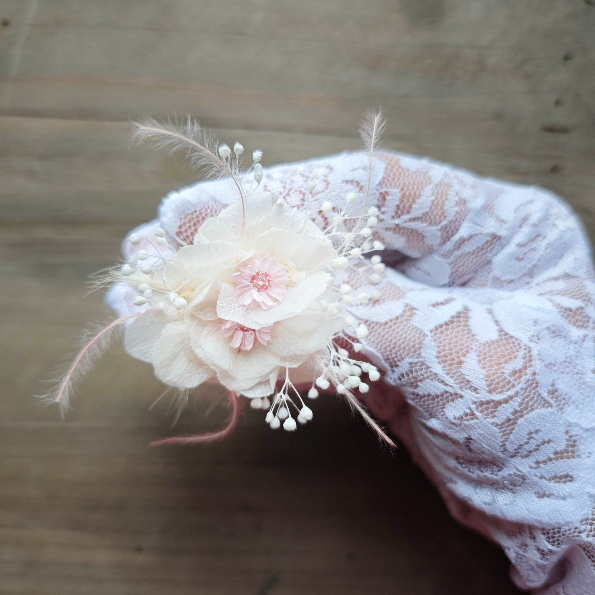 Bijou de mariage floral aux tons ivoire et rose