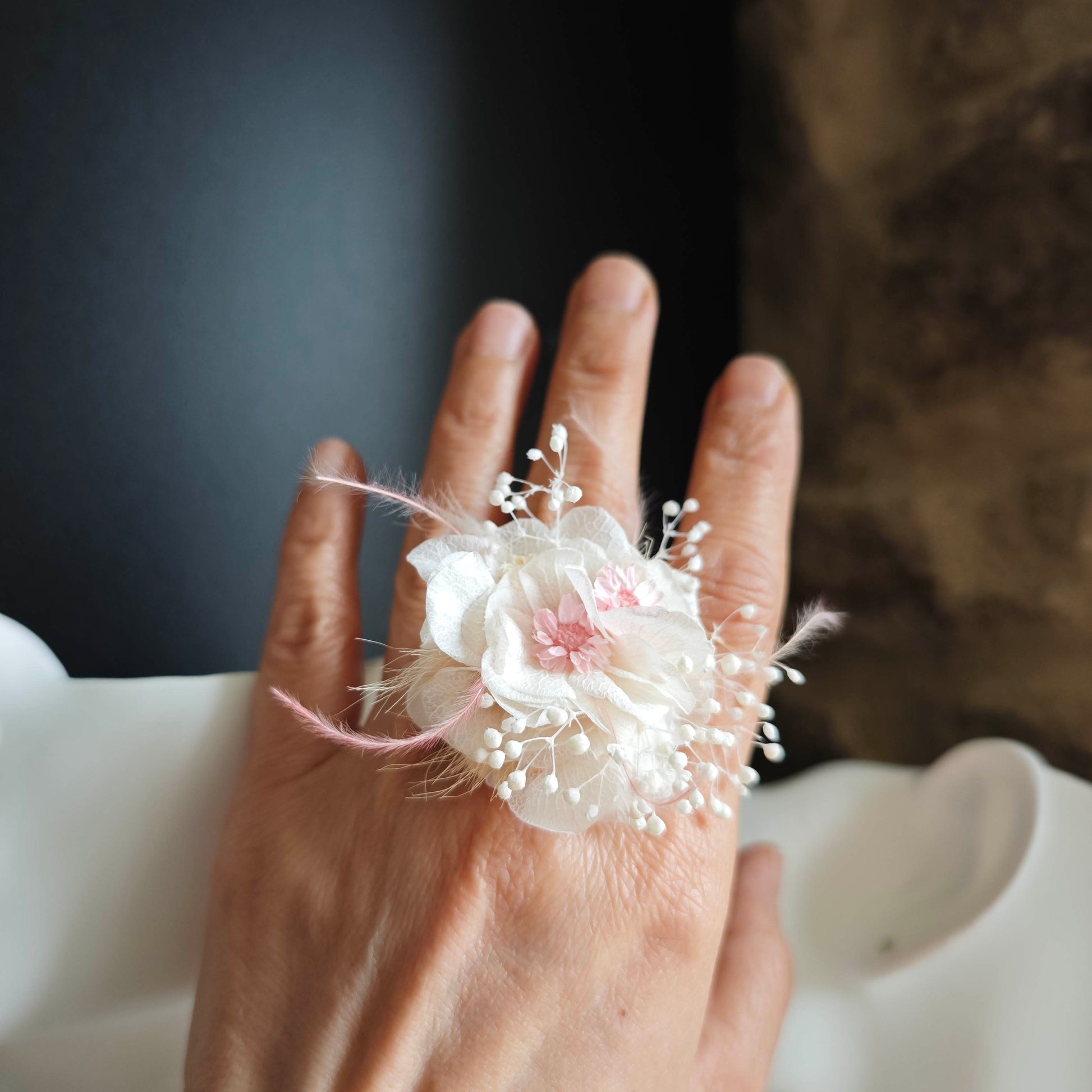 Détail des pétales en fleurs éternelles sur bague artisanale