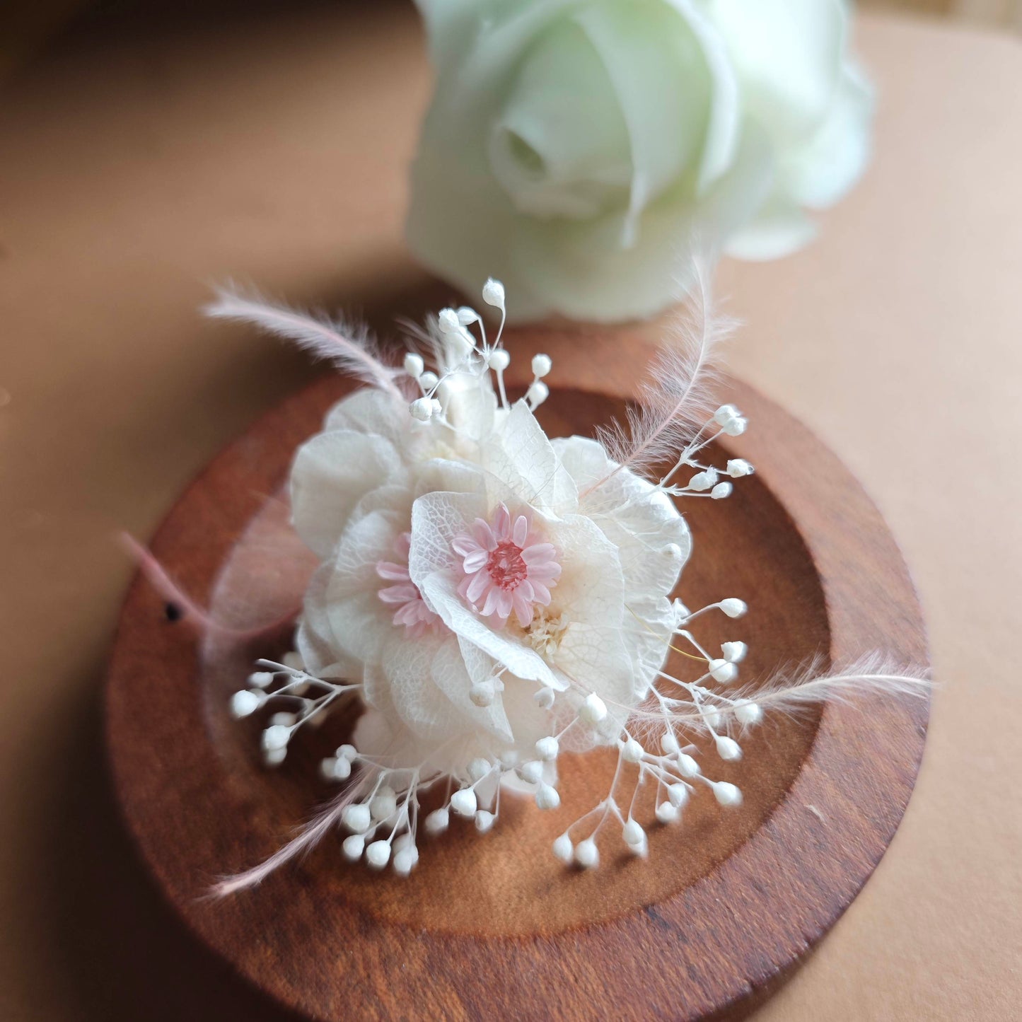 Détail des pétales en fleurs éternelles sur bague artisanale