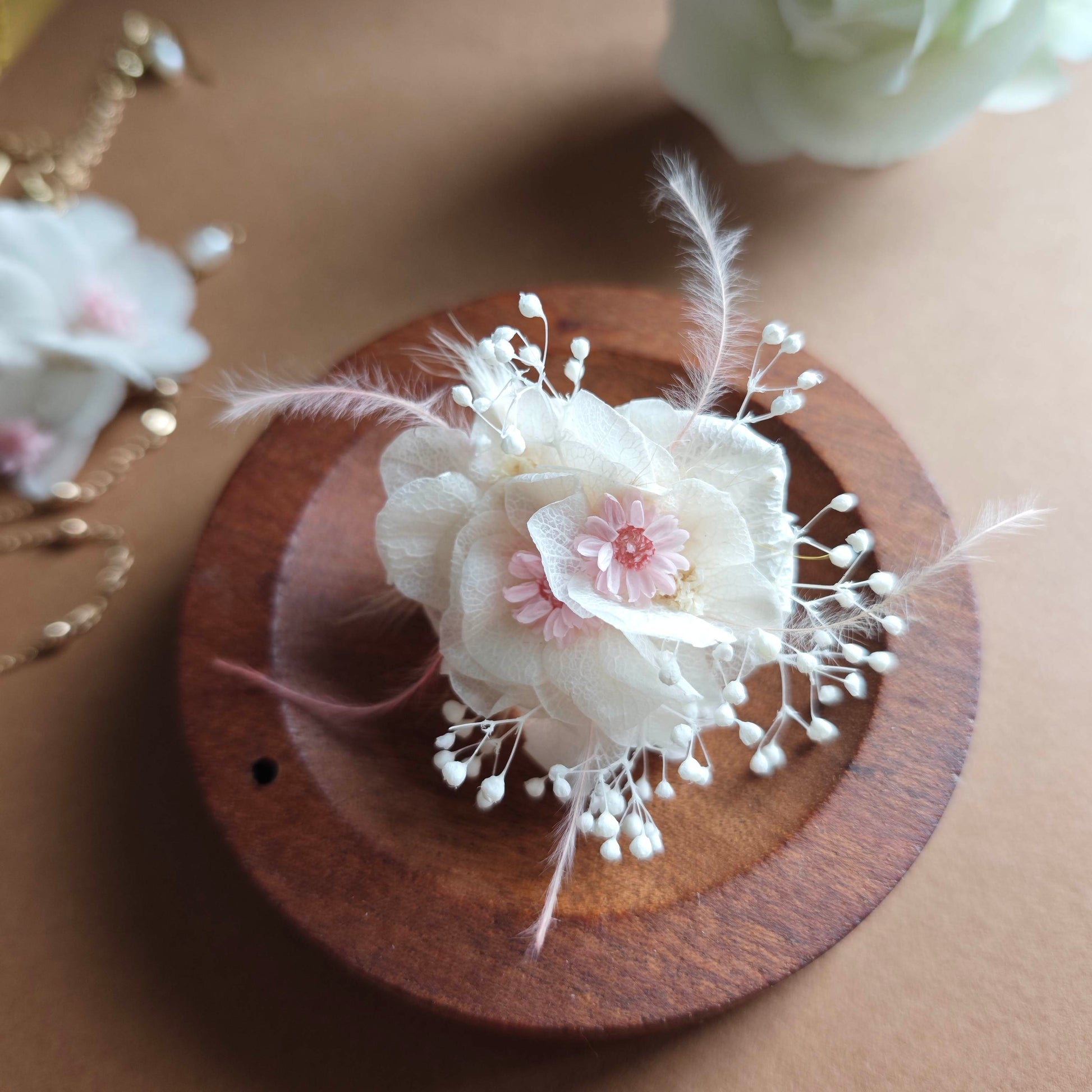 Détail des pétales en fleurs éternelles sur bague artisanale