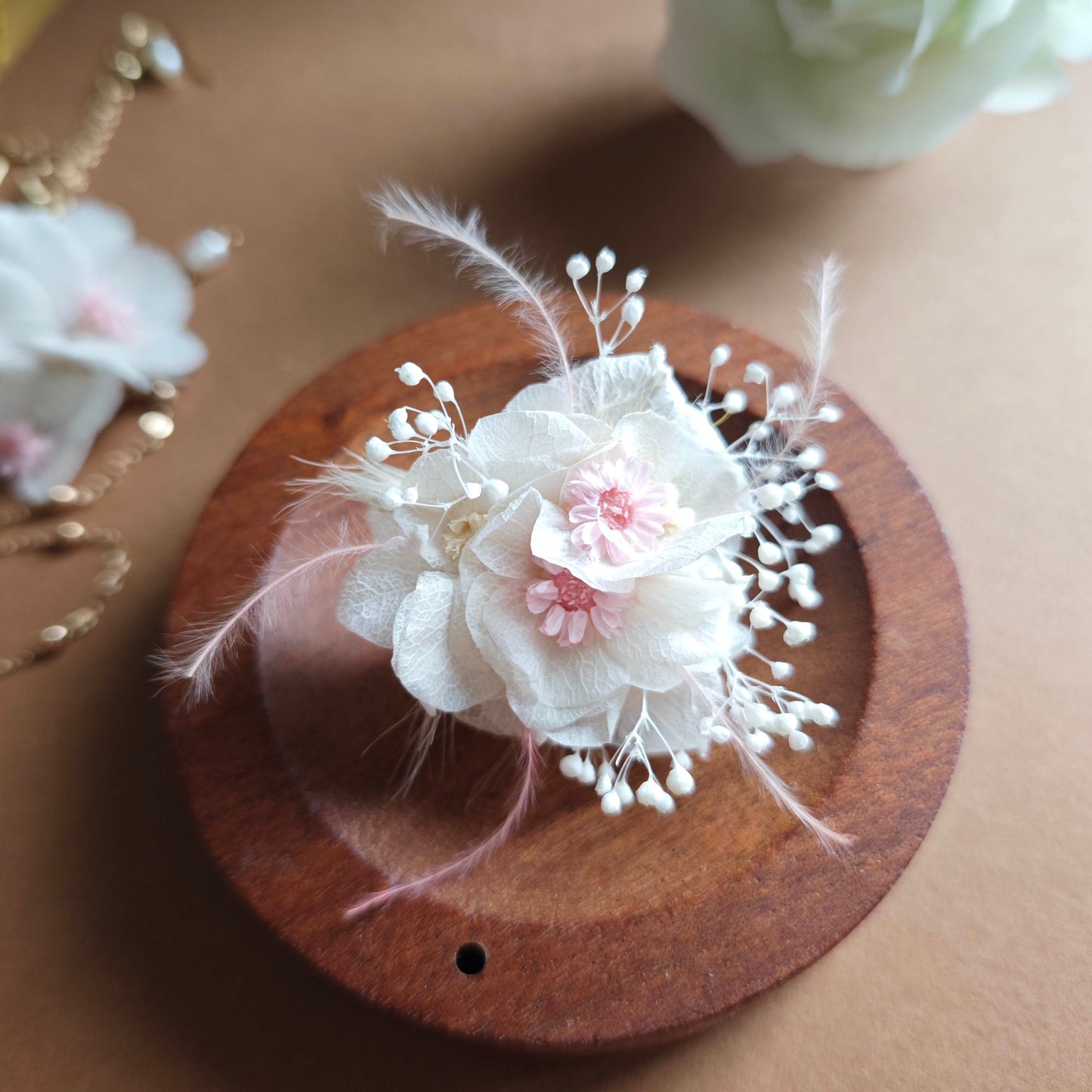 Bague florale faite main avec fleurs ivoire et roses