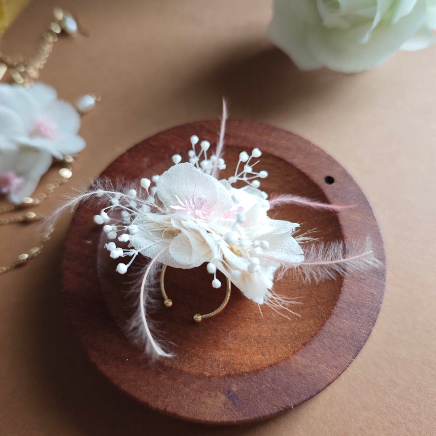 Détail des pétales en fleurs éternelles sur bague artisanale