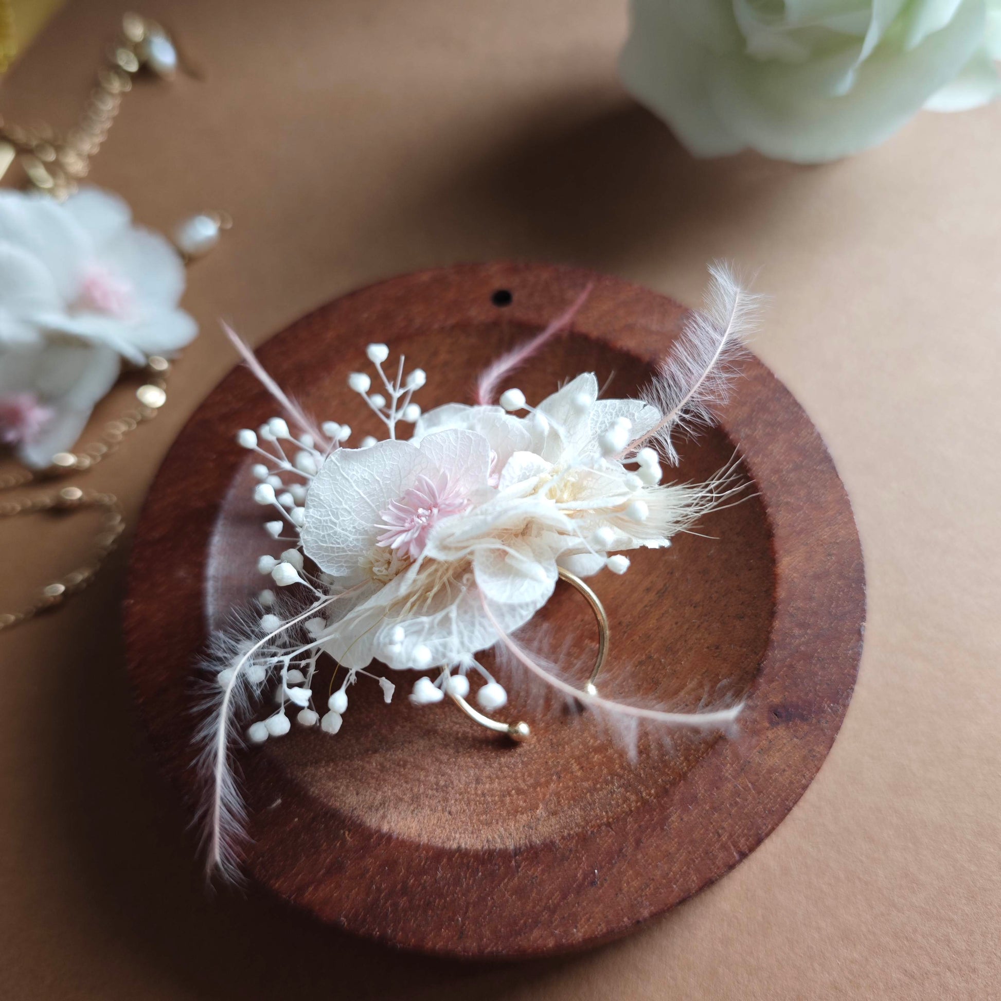 Détail des pétales en fleurs éternelles sur bague artisanale